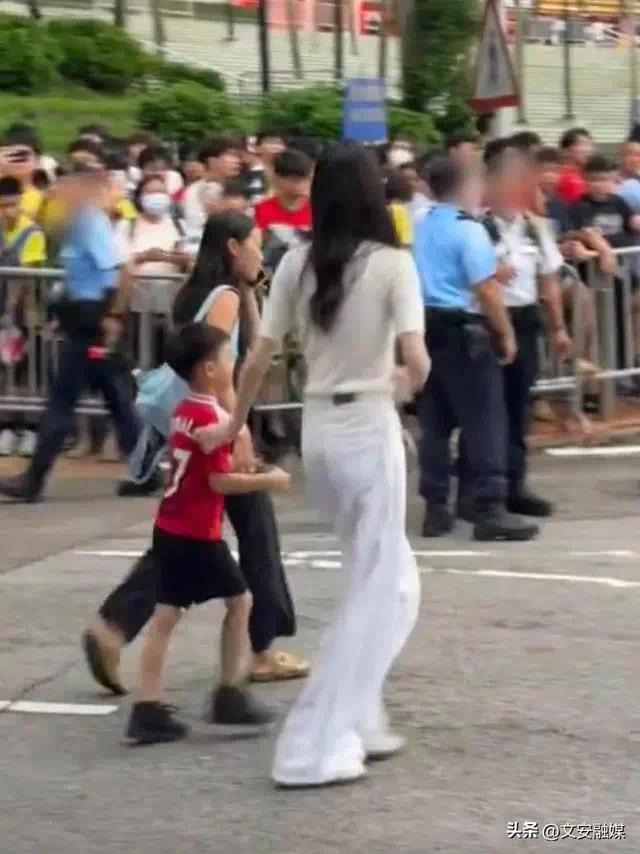 超模奚梦瑶带5岁儿子现身球场，C罗进球瞬间萌娃惊呼：爸爸会跳起来！