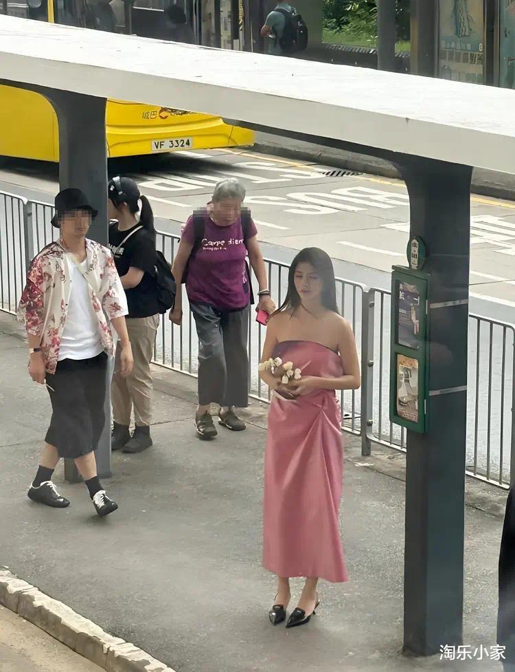 吴千语生图惊艳香港街头！170cm身材穿粉裙如行走画报，施伯雄宠妻眼神藏不住爱意