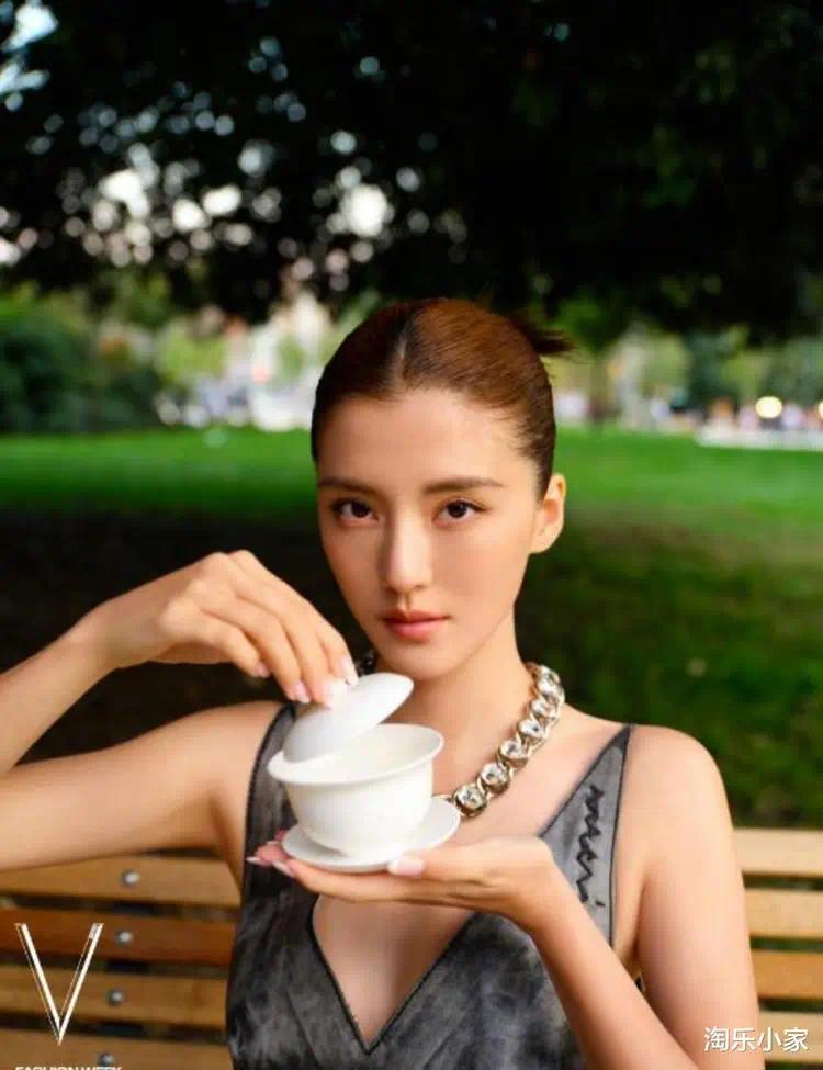 吴千语生图惊艳香港街头！170cm身材穿粉裙如行走画报，施伯雄宠妻眼神藏不住爱意
