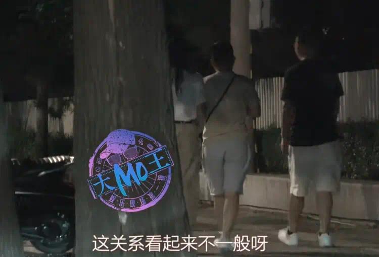 童瑶街边吸烟曝光！金融巨子丈夫婚戒抢镜，从家暴阴影到影后逆袭