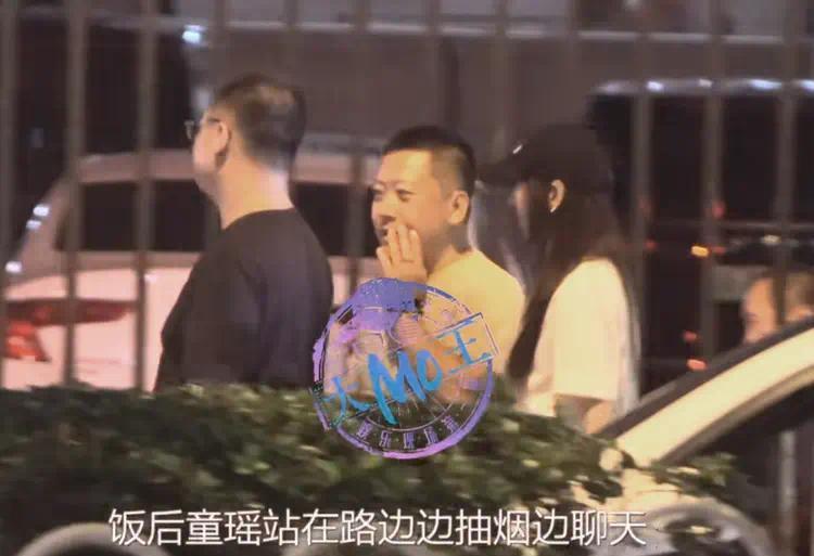 童瑶街边吸烟曝光！金融巨子丈夫婚戒抢镜，从家暴阴影到影后逆袭