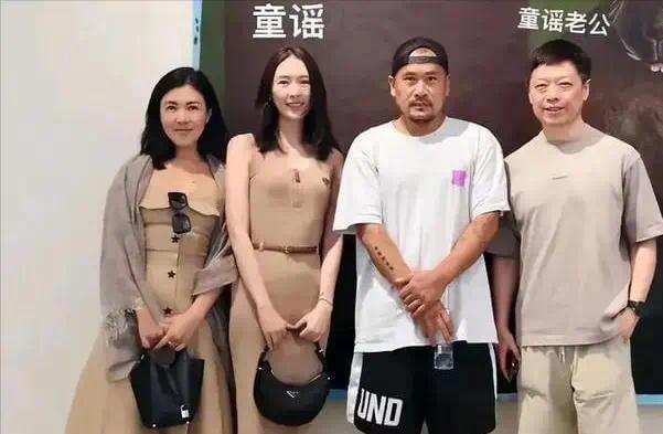 童瑶街边吸烟曝光！金融巨子丈夫婚戒抢镜，从家暴阴影到影后逆袭