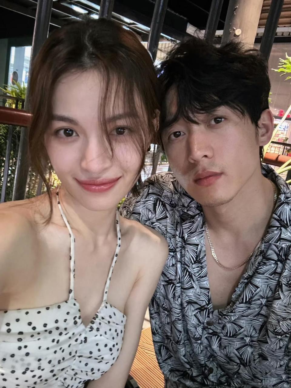 明星情感风云录：顶流CP频频塌房，是真情实感还是流量游戏？