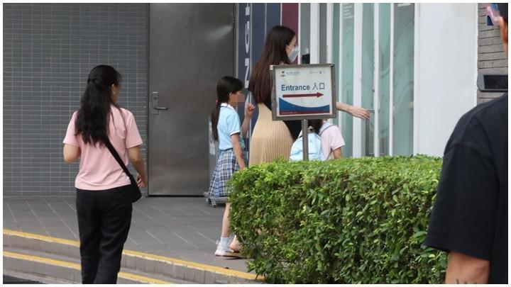 方媛孕八月亲接送女，郭富城坦言：做错事会向女儿道歉