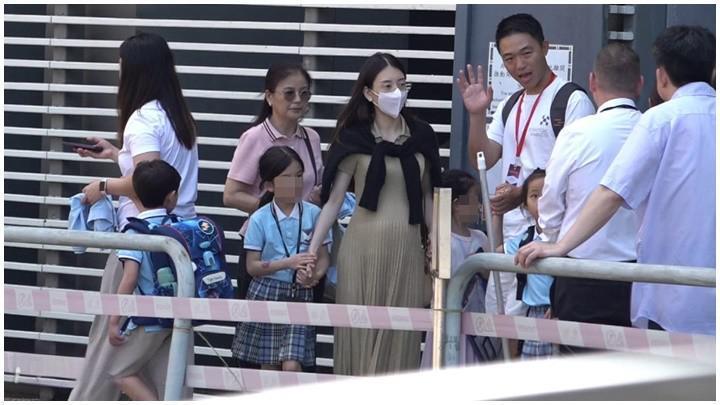 方媛孕八月亲接送女，郭富城坦言：做错事会向女儿道歉