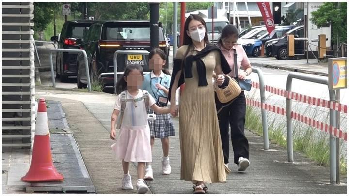 方媛孕八月亲接送女，郭富城坦言：做错事会向女儿道歉