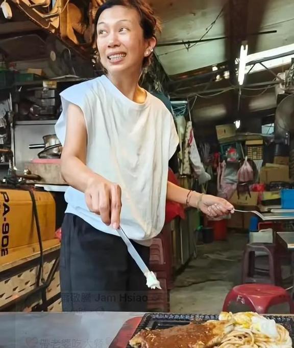 相差14岁的真爱！萧敬腾路边摊为爱妻下厨，15年爱情长跑打破世俗偏见
