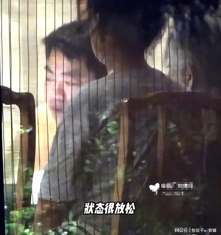 一顿火锅里的深情：殷桃与家人的烟火幸福