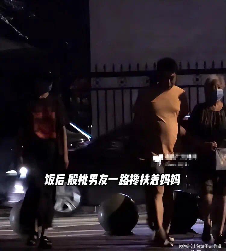 一顿火锅里的深情：殷桃与家人的烟火幸福