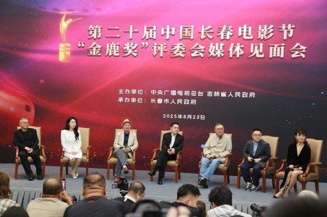 金鹿奖评审团亮相长春电影节，陈宝国领衔寄语中国电影未来