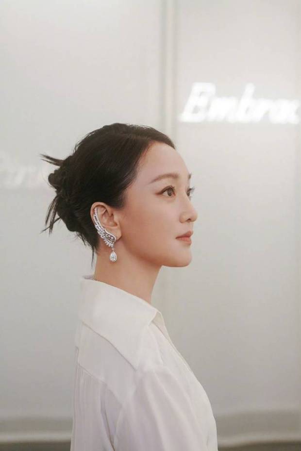 时光淬炼的美：周迅以极简大片诠释高级感