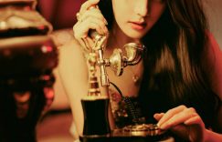 鎏金星河倾泻！迪丽热巴手持复古金电话演绎好莱坞式惊艳瞬间缩略图