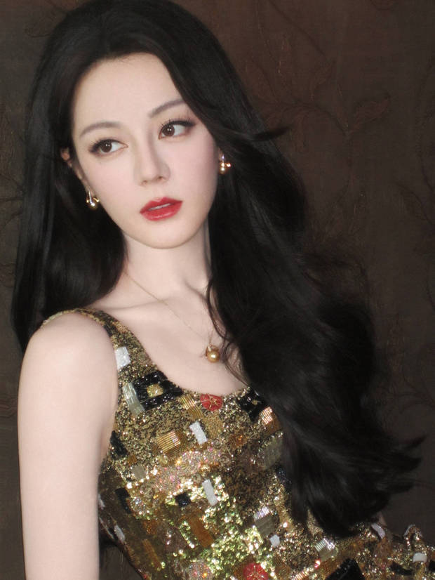 鎏金星河倾泻！迪丽热巴手持复古金电话演绎好莱坞式惊艳瞬间