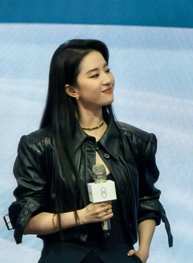 刘亦菲极简黑造型惊艳亮相：冷艳与温柔交织，侧颜杀美如诗画