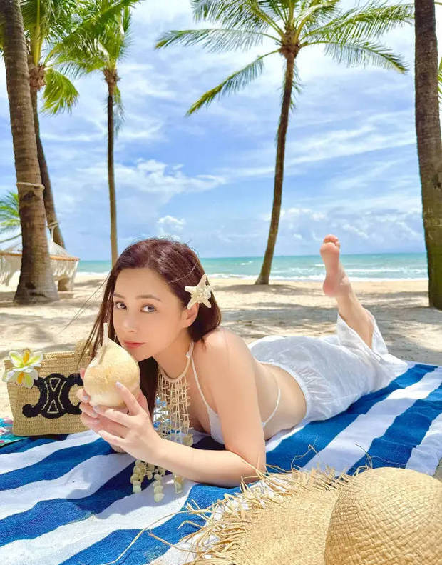 钟欣潼海外度假写真释出，白衣赤脚如画中人，状态惊艳网赞：根本是氛围美人！