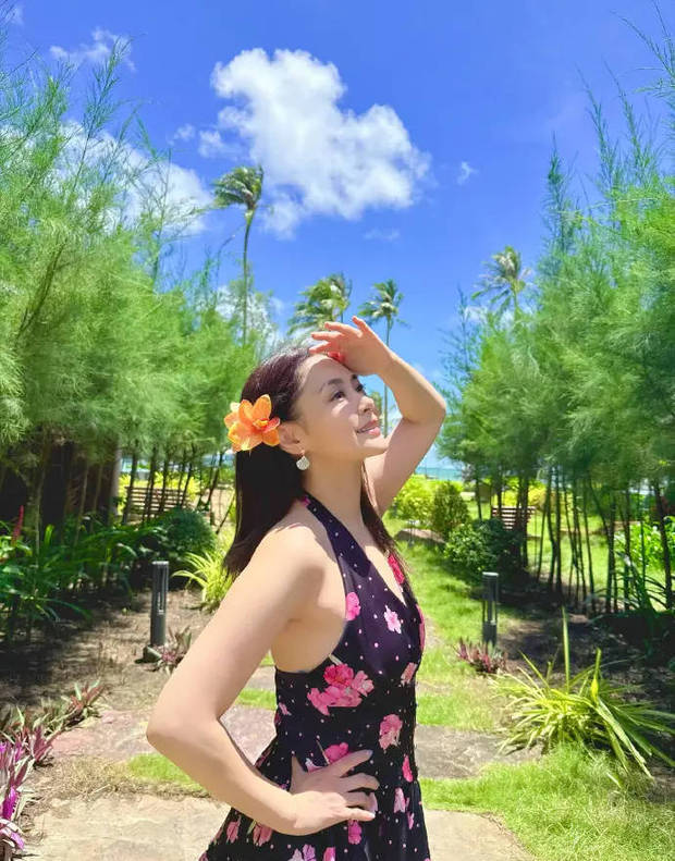 钟欣潼海外度假写真释出，白衣赤脚如画中人，状态惊艳网赞：根本是氛围美人！