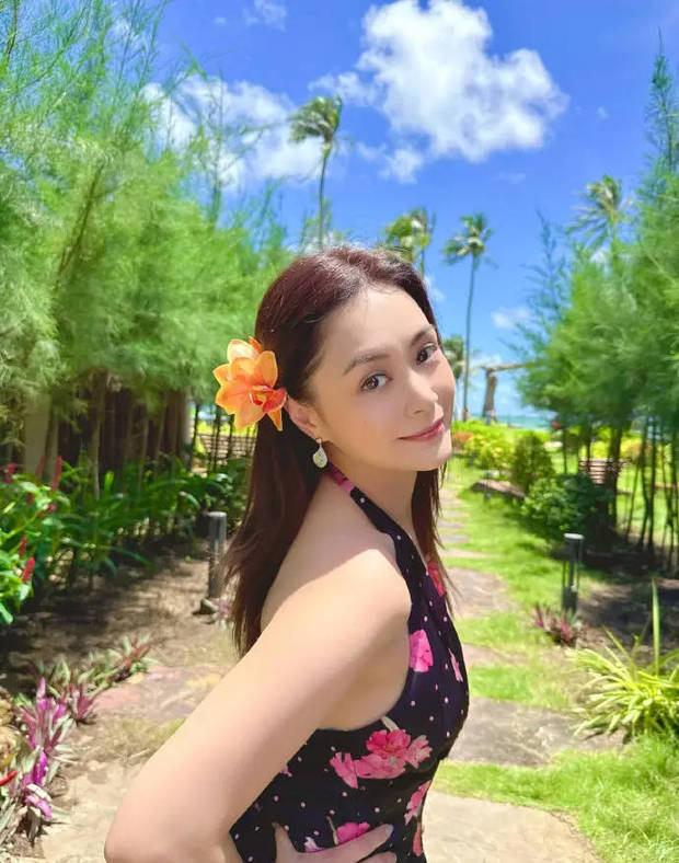 钟欣潼海外度假写真释出，白衣赤脚如画中人，状态惊艳网赞：根本是氛围美人！