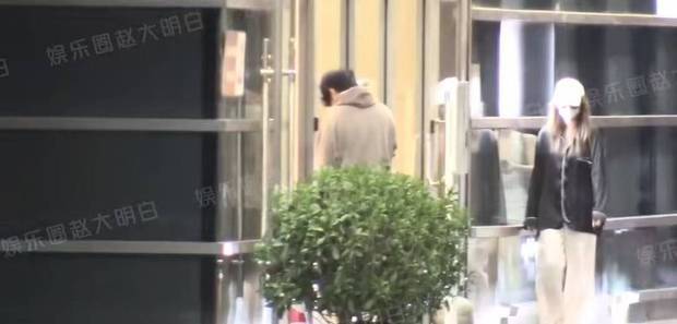 赵昭仪被拍与男子深夜同归公寓，温情吻别画面曝光