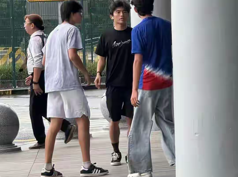 谢霆锋带儿子迪拜狂飙，Lucas一个动作太像爸惊呆网友