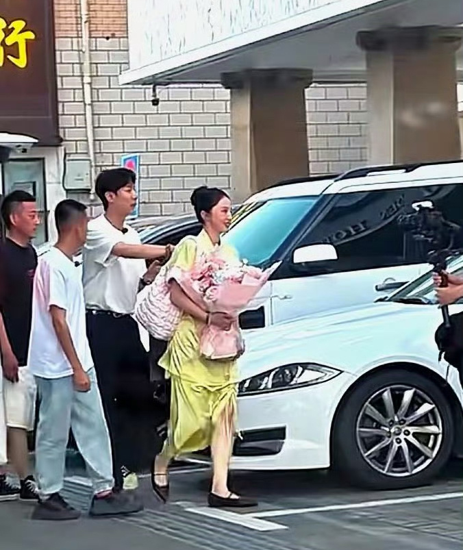 张维伊董璇67元婚宴火了！山西老家办婚礼被说太寒酸，网友猜姐弟恋有猫腻？