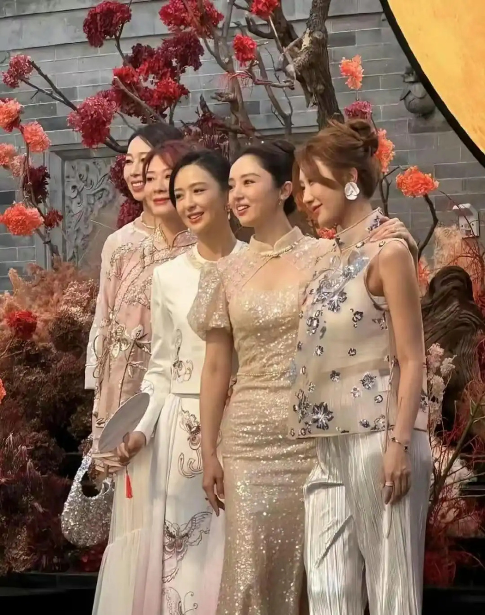 张维伊董璇67元婚宴火了！山西老家办婚礼被说太寒酸，网友猜姐弟恋有猫腻？