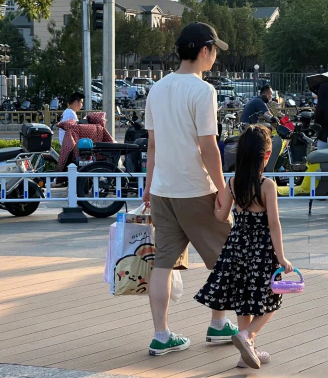 董子健戴同款棒球帽陪女儿逛街，8岁大福长这么高了，简直和妈妈孙怡一个模子刻出来的