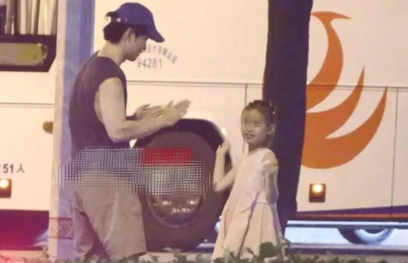 董子健戴同款棒球帽陪女儿逛街，8岁大福长这么高了，简直和妈妈孙怡一个模子刻出来的