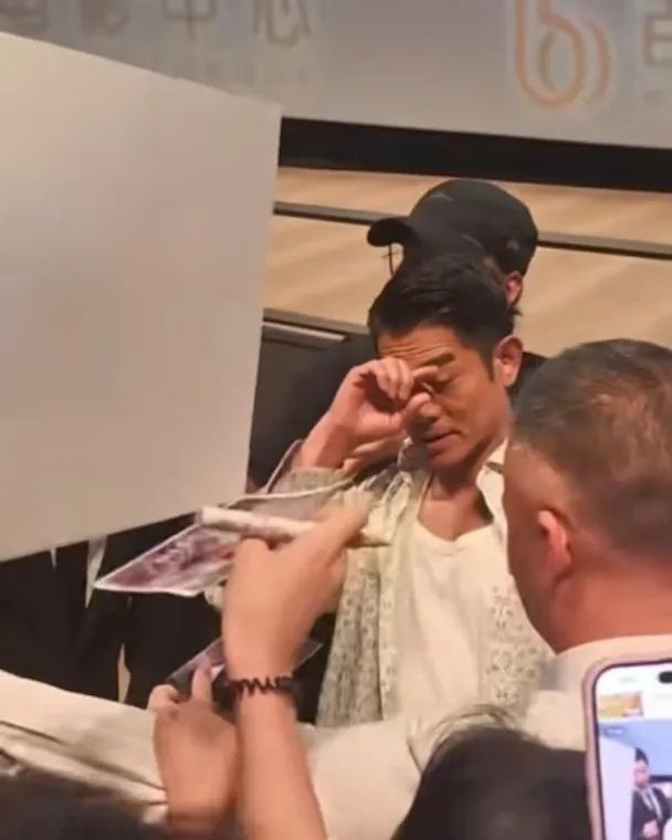 郭富城搞活动笔差点戳到眼睛！天王喊话：追星别太疯狂