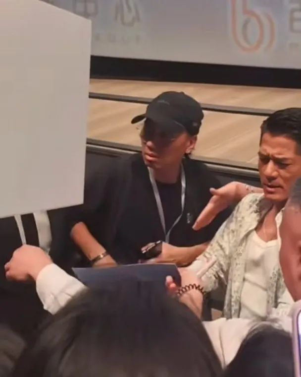 郭富城搞活动笔差点戳到眼睛！天王喊话：追星别太疯狂