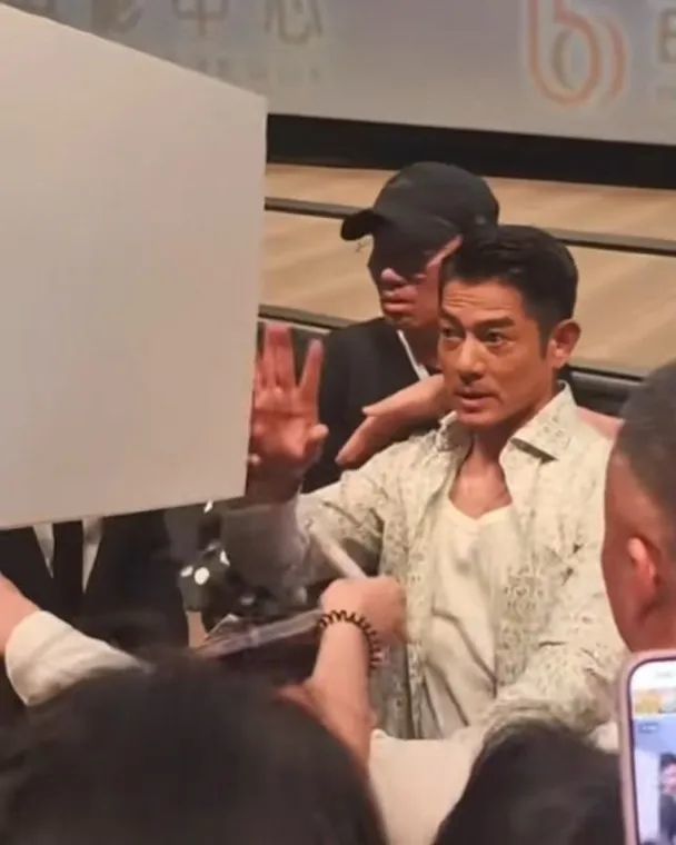 郭富城搞活动笔差点戳到眼睛！天王喊话：追星别太疯狂