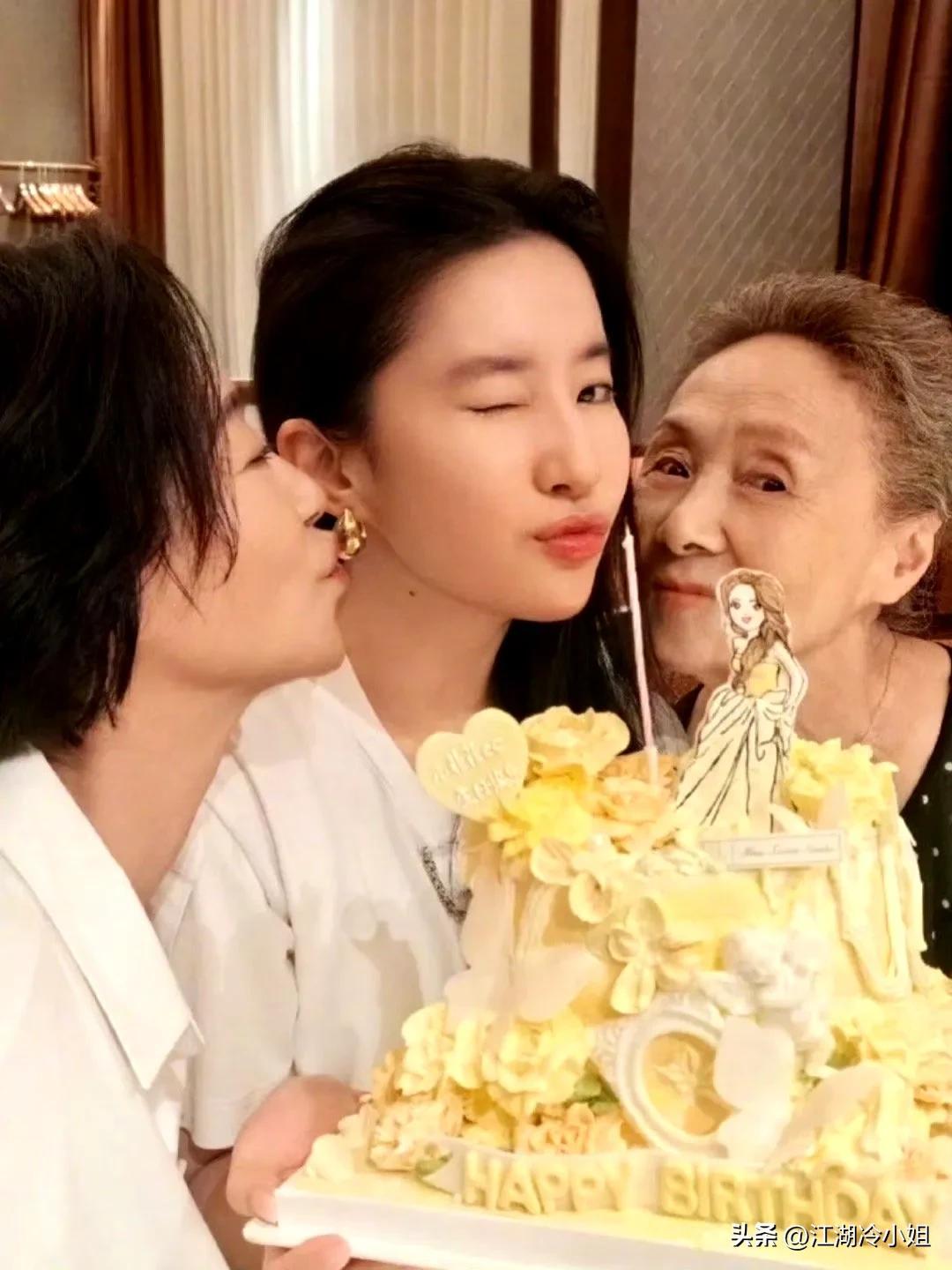 阿奶吴彦姝亲亲热热祝刘亦菲生日快乐，剧里剧外都是暖心祖孙