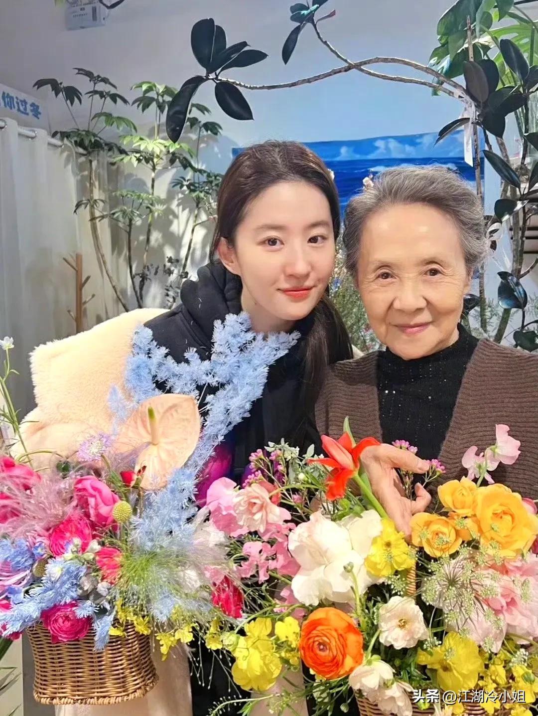 阿奶吴彦姝亲亲热热祝刘亦菲生日快乐，剧里剧外都是暖心祖孙