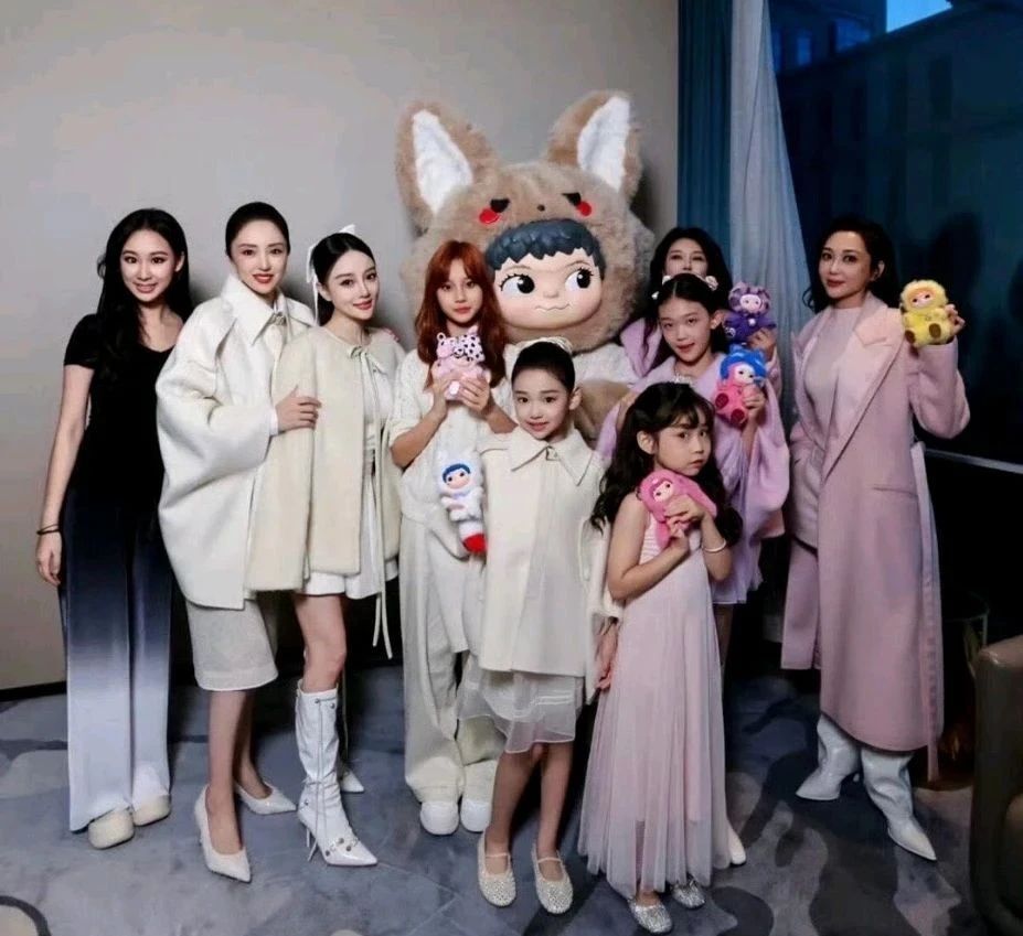 星二代走秀炸翻全场！李小璐甜馨、董璇闺女抢镜，赵文卓女儿撞脸黄圣依