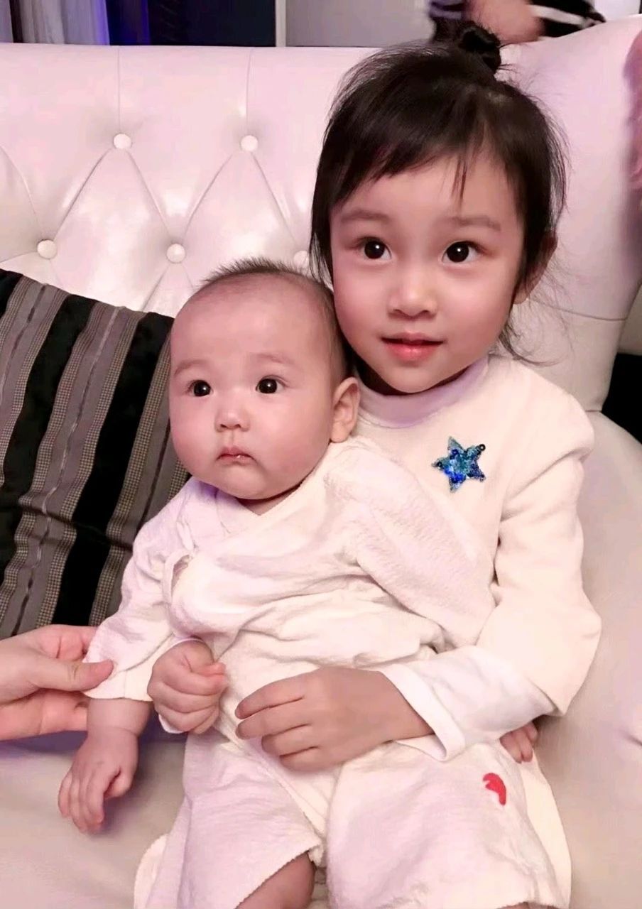 星二代走秀炸翻全场！李小璐甜馨、董璇闺女抢镜，赵文卓女儿撞脸黄圣依