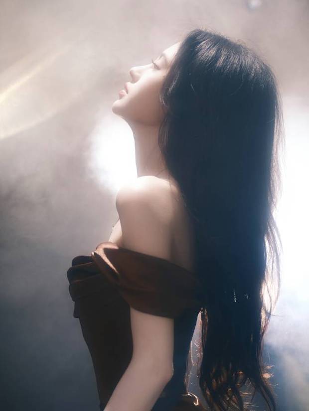 鞠婧祎这身亮闪闪的抹胸裙也太仙了吧！