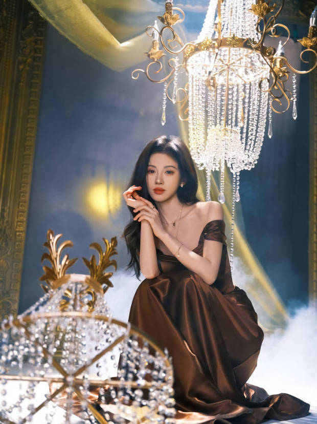 鞠婧祎这身亮闪闪的抹胸裙也太仙了吧！