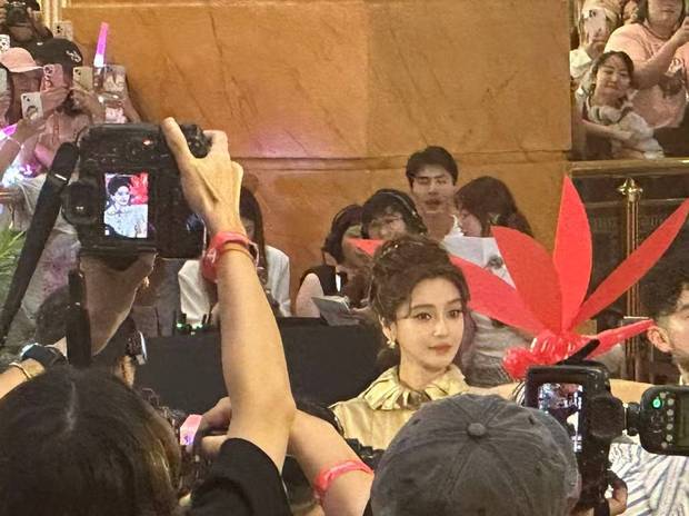 杨颖穿长款棕风衣，笑起来甜到心坎里了