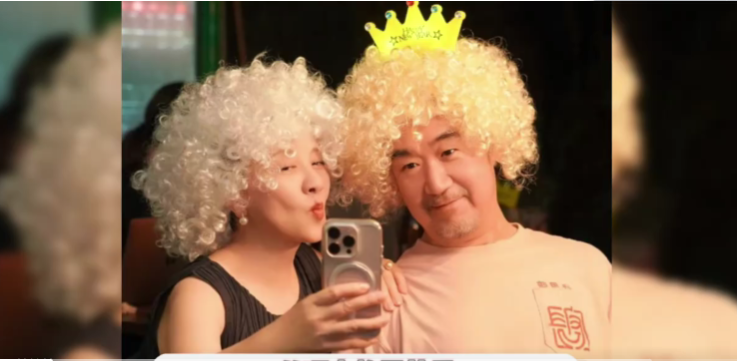 张国立和老婆聚会照流出，邓婕状态也太好了吧？两人就差3岁，咋看着像两代人啊？