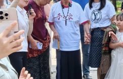 75岁斯琴高娃拄拐去灵岩寺上香，看着真显老缩略图