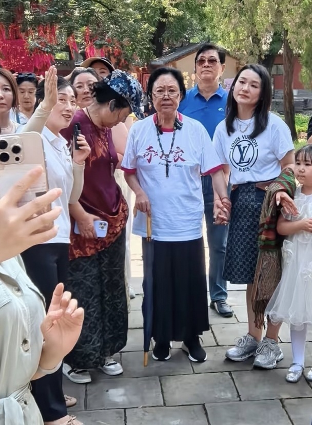 75岁斯琴高娃拄拐去灵岩寺上香，看着真显老