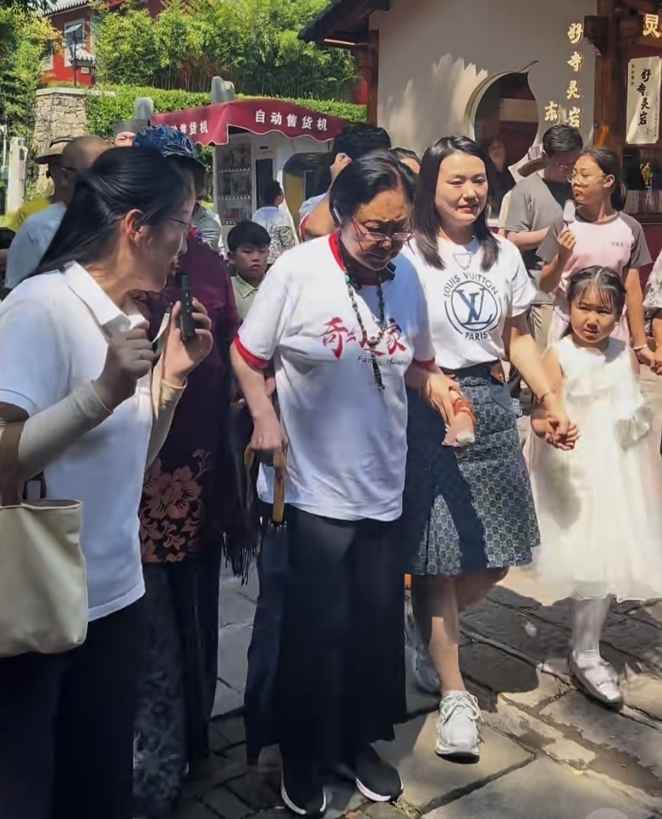 75岁斯琴高娃拄拐去灵岩寺上香，看着真显老