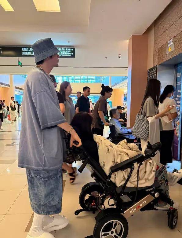 张伦硕陪继女做手术，被夸神仙后爸，网友：这家庭氛围好到亲爹都坐不住了！
