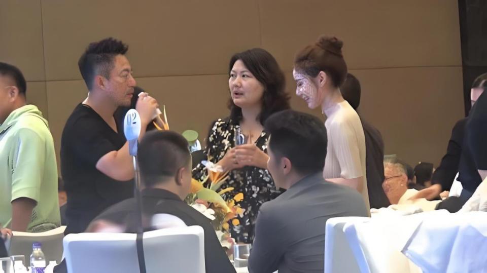 汪小菲和马筱梅近照曝光，她小腹微凸，他抽烟都懒得躲了