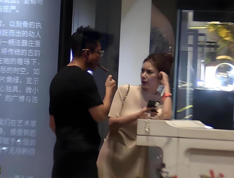 汪小菲和马筱梅近照曝光，她小腹微凸，他抽烟都懒得躲了