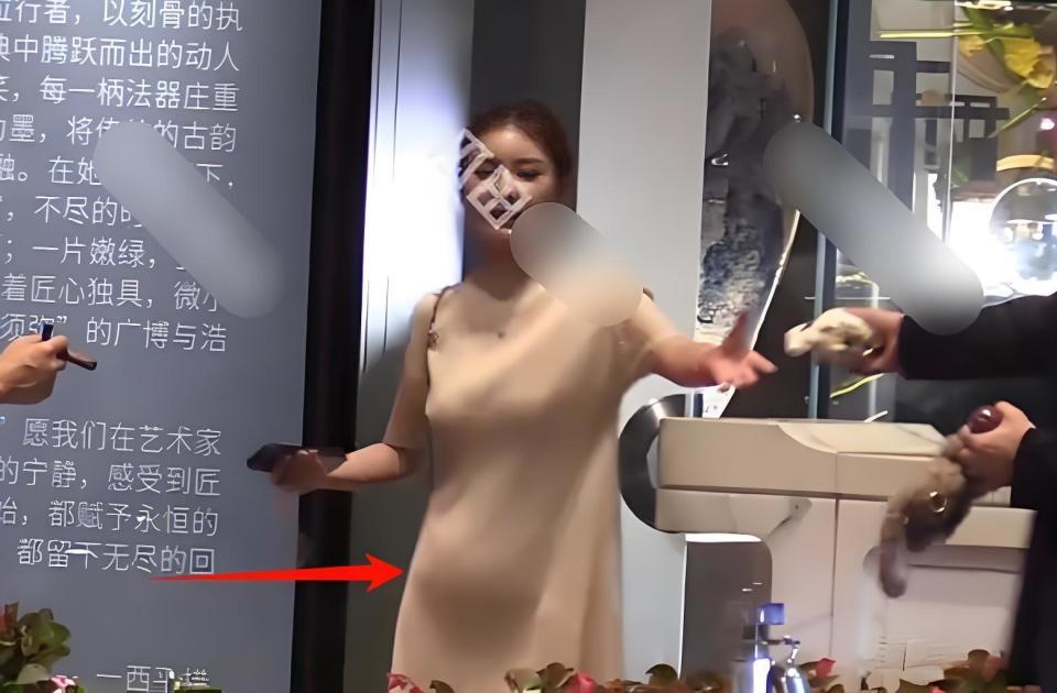 汪小菲和马筱梅近照曝光，她小腹微凸，他抽烟都懒得躲了
