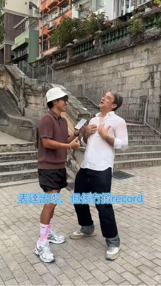 香港男星近照曝光，白发苍苍行为怪异，女友嫌他没房没车