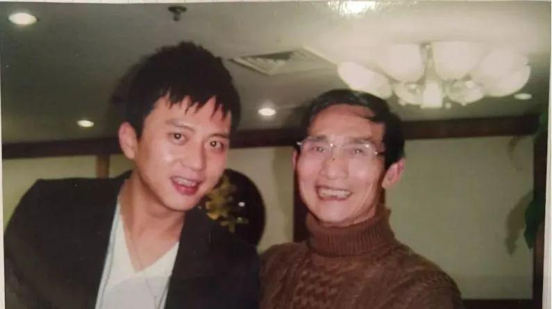 79岁邓超老妈迷上鹿晗，精神超好，小花妹妹还撞脸奶奶