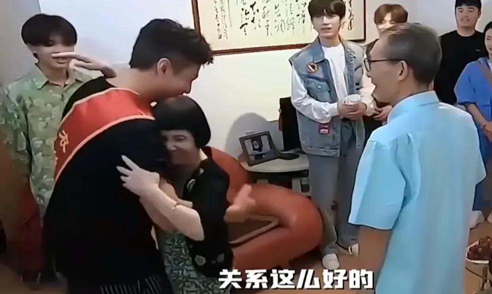 79岁邓超老妈迷上鹿晗，精神超好，小花妹妹还撞脸奶奶