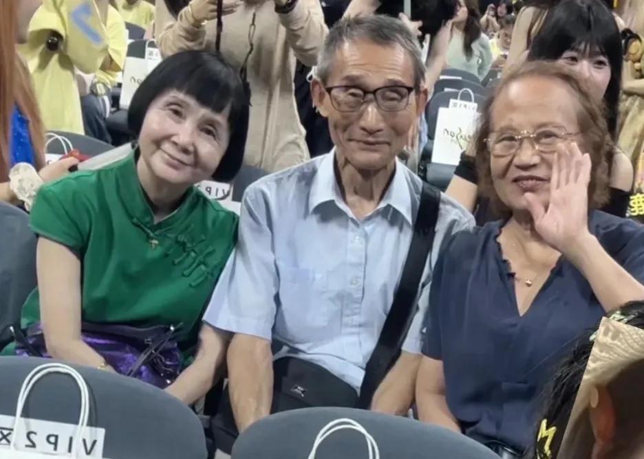 79岁邓超老妈迷上鹿晗，精神超好，小花妹妹还撞脸奶奶
