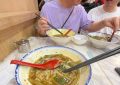 陈奕迅去小馆子吃饭，还跟粉丝拼桌，网友都惊了缩略图